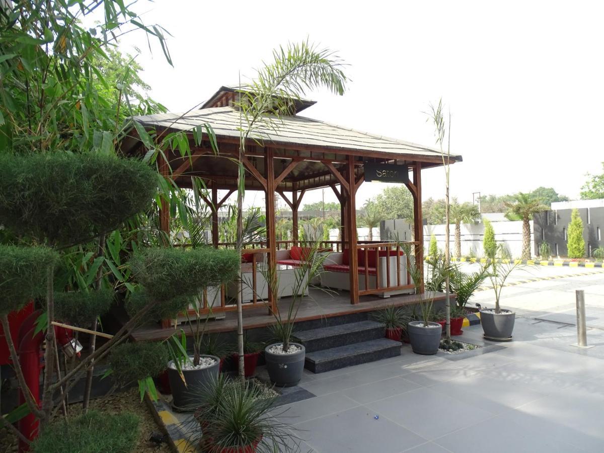 The Grand Arc Hotel & Convention Centre Shahjahanpur Exteriör bild