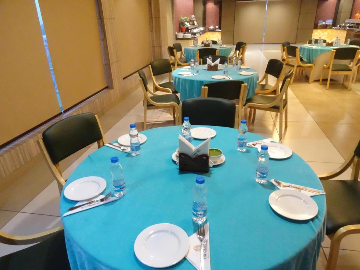 The Grand Arc Hotel & Convention Centre Shahjahanpur Exteriör bild