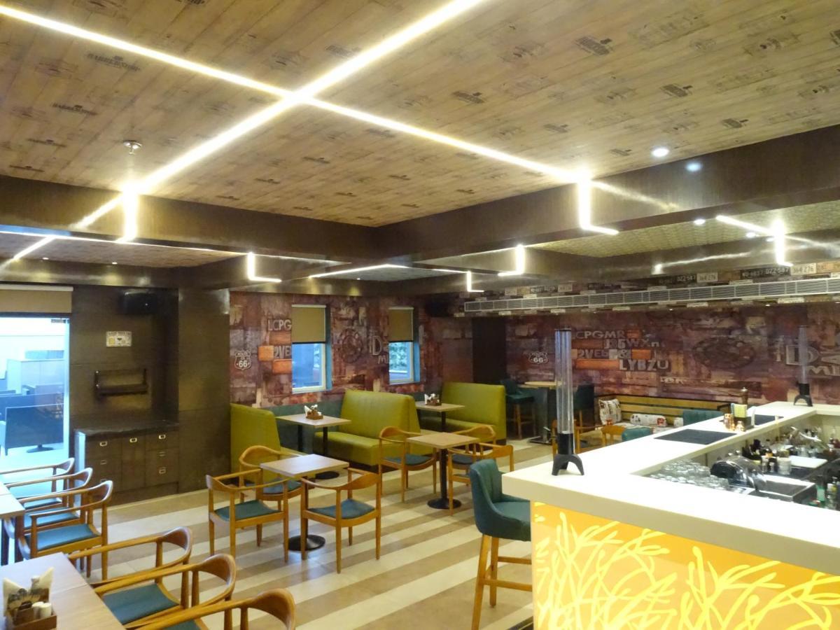 The Grand Arc Hotel & Convention Centre Shahjahanpur Exteriör bild