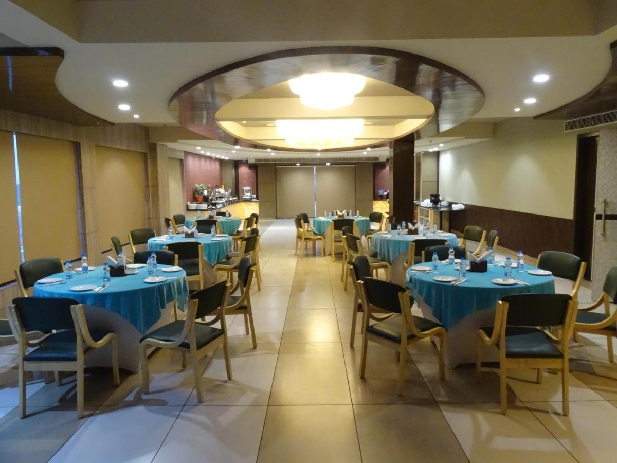 The Grand Arc Hotel & Convention Centre Shahjahanpur Exteriör bild