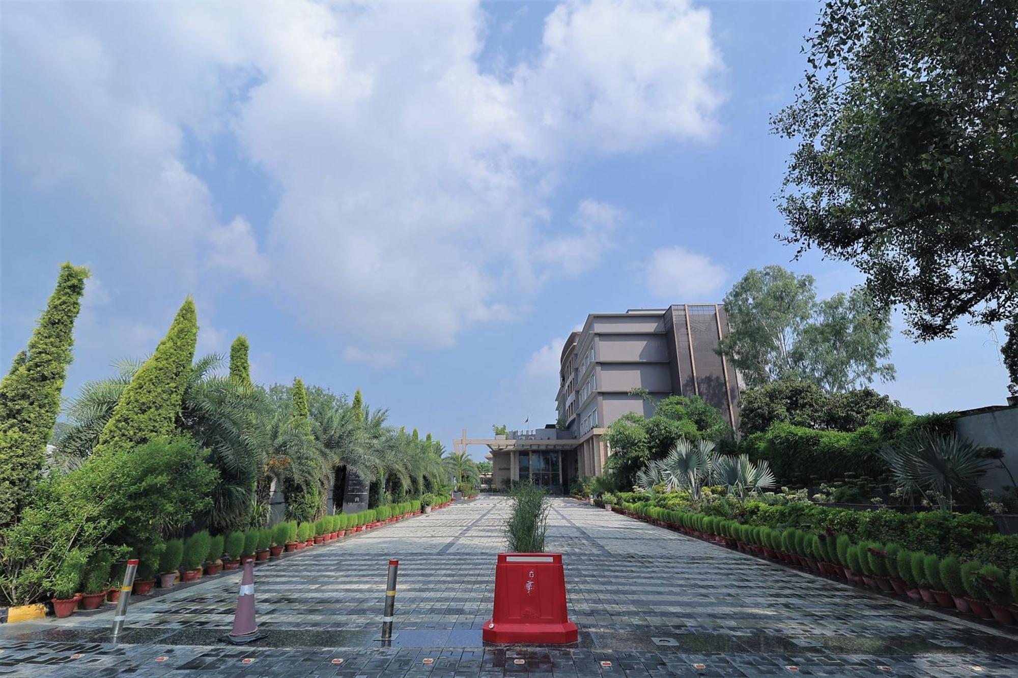 The Grand Arc Hotel & Convention Centre Shahjahanpur Exteriör bild